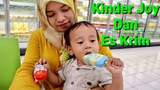 Anak Lucu Beli Kinder Joy amp Es Krim Minion [upl. by Revert114]