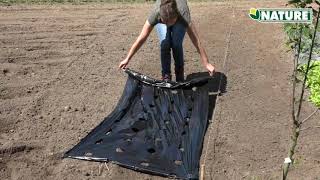 Installation d’un film de paillage pour légumes  Nature amp Truffaut [upl. by Milford]