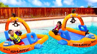 Jannie Finge Jugar a Nadar en la Piscina  Juguetes de la Piscina para Niños del Barco Inflable [upl. by Adnawyt]