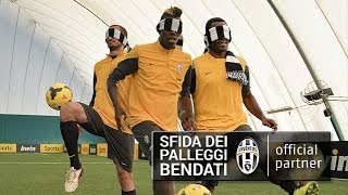 I giocatori della Juventus nella sfida dei palleggi bendati [upl. by Robillard]