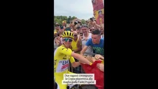 Tour de France due ragazzi consegnano la coppa a Pogacar [upl. by Habas]