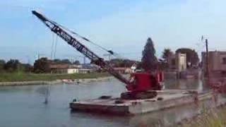 Link Belt LS78 dredging a river  Italy 2007 [upl. by Enoid]