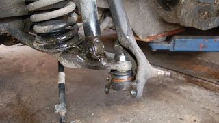 W123 Traggelenk herausschlagen  removing W123 front ball joint  easy [upl. by Meunier]