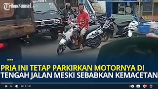 Pria Ini Tetap Parkirkan Motornya di Tengah Jalan Meski Sebabkan Kemacetan [upl. by Elleira]