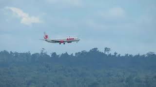 Landing Boeing 737900 ER lion Air Jayapura  Sorong  Manado di Bandara DEO Kota Sorong Papua Barat [upl. by Khalil]