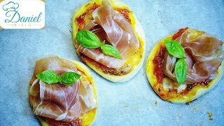 Mini Pizzen mit Mozzarella di buffela und Rohschinken mit Basilikum [upl. by Freud]