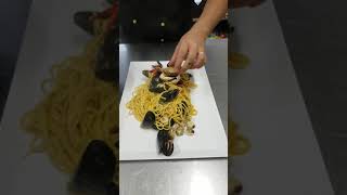 Tonnarelli ai frutti di mare  mantecare la pasta  chef  divina commedia Anzio Marcello Fotia [upl. by Aicemak]