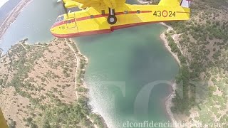 Espectaculares imágenes de cómo operan los aviones apagafuegos [upl. by Kroy]