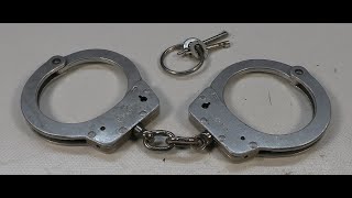 Hiatt Aluminium Handschellen altes Modell Handcuffs Early Chain Esposas Handboeien UK England London [upl. by Jeaz681]