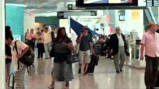 Bruno Mazzeo e Juliana Didone trocam beijos em Aeroporto [upl. by Ecilegna986]