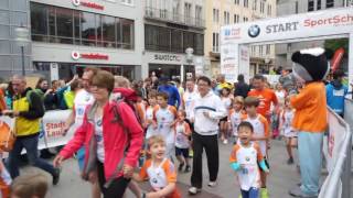 38 SportScheck Stadtlauf München 2016 Start DAK Kinderlauf [upl. by Mcripley292]