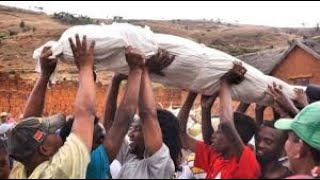 Le famadihana exhumation des morts à Madagascar [upl. by Atterahs]