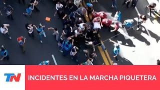 Empujones caídas y corridas así fueron los incidentes entre los manifestantes y la policía [upl. by Susie300]