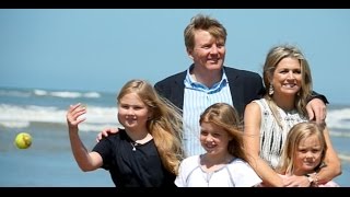 FOTOSESSIE KONINGSPAAR POSEERT MET PRINSESJES OP HET STRAND [upl. by Aiela]