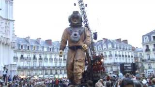 Le Scaphandrier marche Place de la Cathédrale à Nantes [upl. by Ellebana]