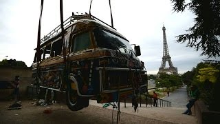 Un car rapide sénégalais fait son entrée au Musée de lHomme [upl. by Dnama343]