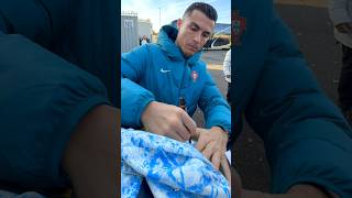 Ronaldo signing autographs for the fans in Scotland ❤ [upl. by Oicangi]