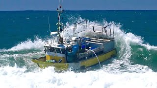 📛 ATTENTION UN BATEAU DE PÊCHE PRIS DANS DES DÉFERLANTES À CAPBRETON ‎BIGWAVES🌊😨 Alexrolland [upl. by Akinar108]