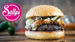 ChiliCheeseBurger  feuriger Burger mit ChiliTomatensoße und Heumilchkäse  Sallys Welt [upl. by Attenol]