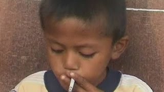 NIÑO DE 4 AÑOS FUMA 25 CIGARRILLOS AL DIA Los jóvenes fumadores [upl. by Yetnruoc]