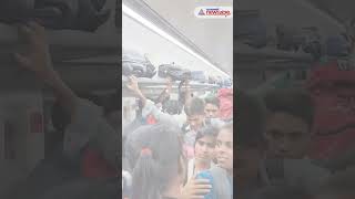 Viral Video Ticketless Passengers Overcrowd Vande Bharat Express [upl. by Talbott877]