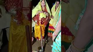 बिहारी शादी के मटकोर में सभी लोग एक साथ मिट्टी लेते हुऐ🥰shortsfeeds wedding matkor शादी shorts [upl. by Anaujahs]