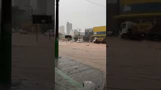 Tempestade causa diversos alagamentos em Cuiabá [upl. by Wendalyn]