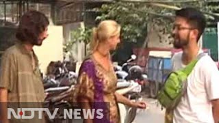 Gang takes foreign tourists for a ride lies about curfew in Delhi [upl. by Kurr]