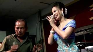 ស្រឯម​ លីណា  Molyna Lim amp Ngan sing Ramvong for Khmer Dance Party in San Diego [upl. by Htnicayh]