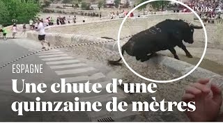 Un taureau se précipite dans le vide lors dune fête en Espagne [upl. by Abibah]