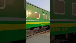 Check out the Horn sound 😳of GEU40 9029 Leading 5UP Green line Express [upl. by Paryavi]