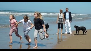 FOTOSESSIE amp PERSGESPREK KONINGSPAAR MET DE PRINSESJES OP WASSENAARSE STRAND [upl. by Marks]