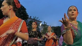 FERIA DE NIMES 2017  Les Danseuses Indiennes Pégoulade [upl. by Caassi]