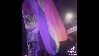 Osea Bill sosteniendo la bandera LGBT 😍 tokiohoteltokiohotelbillkaulitzedittiktok [upl. by Akkim692]