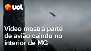 Vídeo mostra parte de avião caindo no interior de Minas Gerais [upl. by Enak]