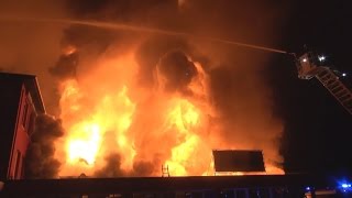 EXPLOSION BEI LAGERHALLENBRAND  Mehrere Feuerwehrleute schwer verletzt  Großbrand in Hilden [upl. by Asreht]