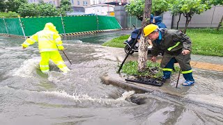 How Cleaning Debris Rescued Flooding Streets After Heavy Rain Removed Trashes block on drain [upl. by Gulick980]