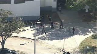 Fusillade dans un lycée en Floride au moins 17 morts le tireur interpellé [upl. by Aleibarg]