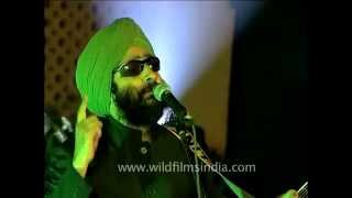 Rabbi Shergill  king of Punjabi amp Rock fusion sings Tere bin live [upl. by Ahseekan603]