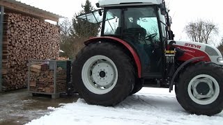 Traktor mit Palettengabel beim versetzen einer Gitterbox move a mesh box pallet with the tractor [upl. by Reseda133]