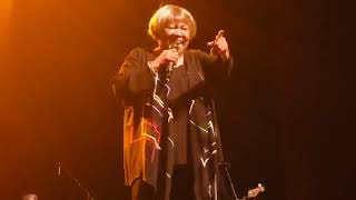 Mavis Staples points at me and sang quotPut it on Tweetquot Arkansas CHARTS 9232017 live scope front row [upl. by Lantz]