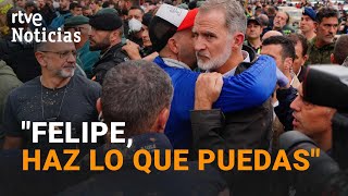 DANA EL REY FELIPE VI escucha a los VECINOS de PAIPORTA entre BARRO y GRITOS DE RECHAZO  RTVE [upl. by Thornburg]