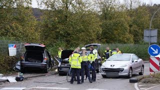 Unfall in Esslingen Polizisten weinen um totgefahrene Mutter und Söhne [upl. by Samuele]