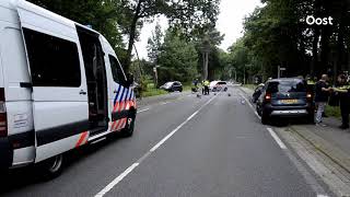 Weerseloseweg Enschede dicht na ongeluk fietser aangereden door auto [upl. by Leirua178]