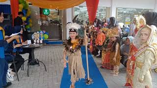 Juara 1 Fashion Show Busana Papua tema Nusantara di Indomaret [upl. by Araz]