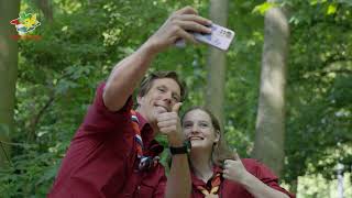 Chief scout Freek Vonk bouwt insectenhotel met scouts in Zoetermeer [upl. by Odlaniger]