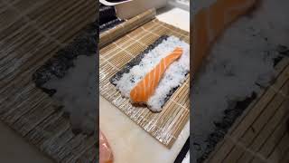 Nas produções de Hossomaki salmão 🤤 sushi food sushidelivery [upl. by Desirea]