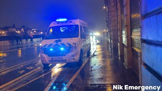 Ambulance ASSU sur cible avec gyrophares à ParisAmbulanza ASSU on target con lampeggianti a Parigi [upl. by Malloy]