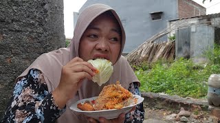 porsi kuli makan ayam geprek sambal bawang lalap kubis [upl. by Akisey]