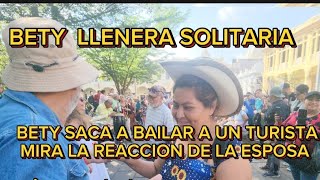 BETY LA LLANERA SOLITARIABETY SACA A BAILAR A UN TURISTA MIRA LA REACCION DE LA ESPOSA [upl. by Ainniz]